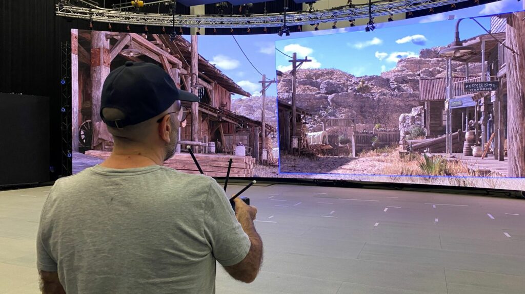 Effets visuels : ce studio près de Paris concurrence le fameux "fond vert" hollywoodien
              Est-ce que le "fond vert" aurait vécu ? Cette technique, devenue habituelle à Hollywood, qui consiste à filmer des acteurs devant du vert pour ajouter ensuite des images numériquement, est désormais concurrencée par des tournages devant des décors projetés directement en vidéo. L'un des trois studios au monde où cela est proposé est situé en France, près de Paris.