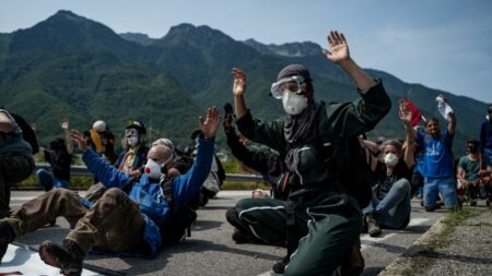 Terre: bras de fer gouvernement/collectif écologiste visé par dissolution, actions méga-bassine et TGV Lyon-Turin Soulèvements de la Terre : on vous résume le bras de fer entre le gouvernement et le collectif écologiste, visé par une dissolution
Pointé du doigt par le ministère de l'Intérieur pour ses actions, notamment contre la "méga-bassine" de Sainte-Soline, fin mars, ou le week-end du 17 juin contre la construction de la ligne TGV Lyon-Turin, le mouvement attend la décision du Conseil des ministres qui doit se prononcer sur sa dissolution. Il compte toutefois de nombreux soutiens.