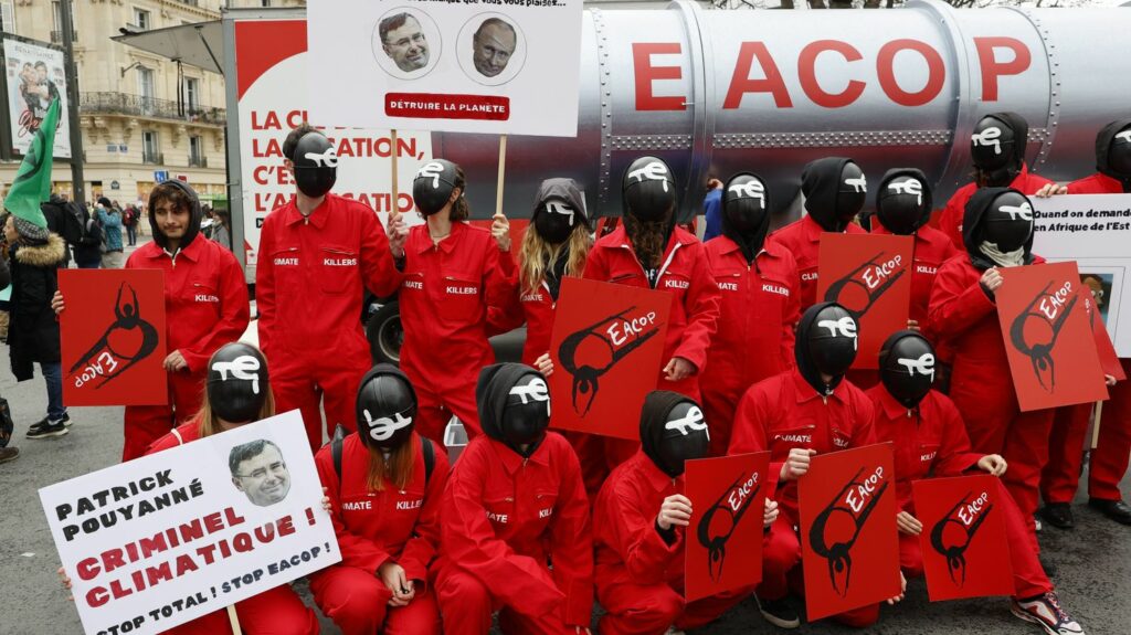 Mégaprojets de TotalEnergies en Afrique : les Amis de la Terre réclament "réparation puisque les violations ont eu lieu"
              L’association Les Amis de la Terre assigne une nouvelle fois le groupe TotalEnergies en justice pour violation des droits humains liés aux projets EACop en Afrique de l'Est.