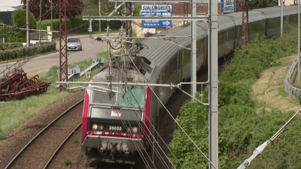 Transports : des billets de train moins chers cet été
              Le gouvernement a annoncé des ristournes sur les trains Intercités cet été. L’exécutif travaille également à la mise en œuvre d’un billet unique associant les TER et les Intercités.