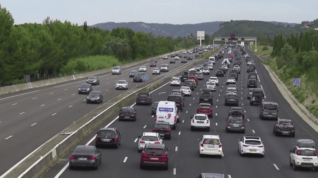 Transports : à quelle réduction peuvent s’attendre les Français cet été sur les péages d’autoroutes ?
                  Pour alléger la facture des vacances des Français, le gouvernement demande aux sociétés d’autoroutes de faire un geste comme l’an dernier. Clément Beaune les incite à baisser leur tarif de 10% cet été. Vinci propose notamment une ristourne de 20% si l’on s’abonne et qu’on paye en chèque vacances.