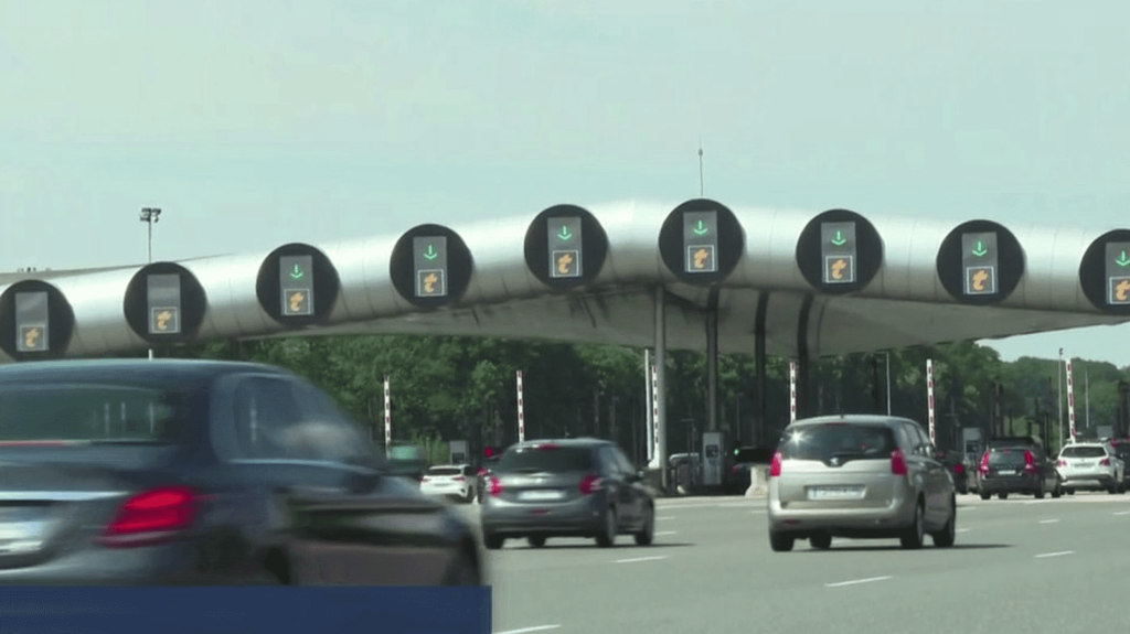 Transports : les Français vont-ils bénéficier d’une ristourne aux péages cet été ?
              Une baisse de 10 % du prix a été demandée par le ministre des Transports mercredi 7 juin dans la matinée aux sociétés d’autoroute. La ristourne avait déjà été établie l’année dernière.