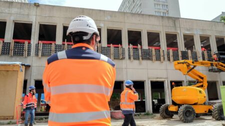 Dans la peau de l'info. Ce qu'il faut savoir des travailleurs sans papiers qui portent plainte contre Vinci, Eiffage, Spie Batignolles et GCC
              Tous les matins, Marie Dupin se glisse dans la peau d'une personnalité, d'un événement, d'un lieu ou d'un fait au cœur de l'actualité.