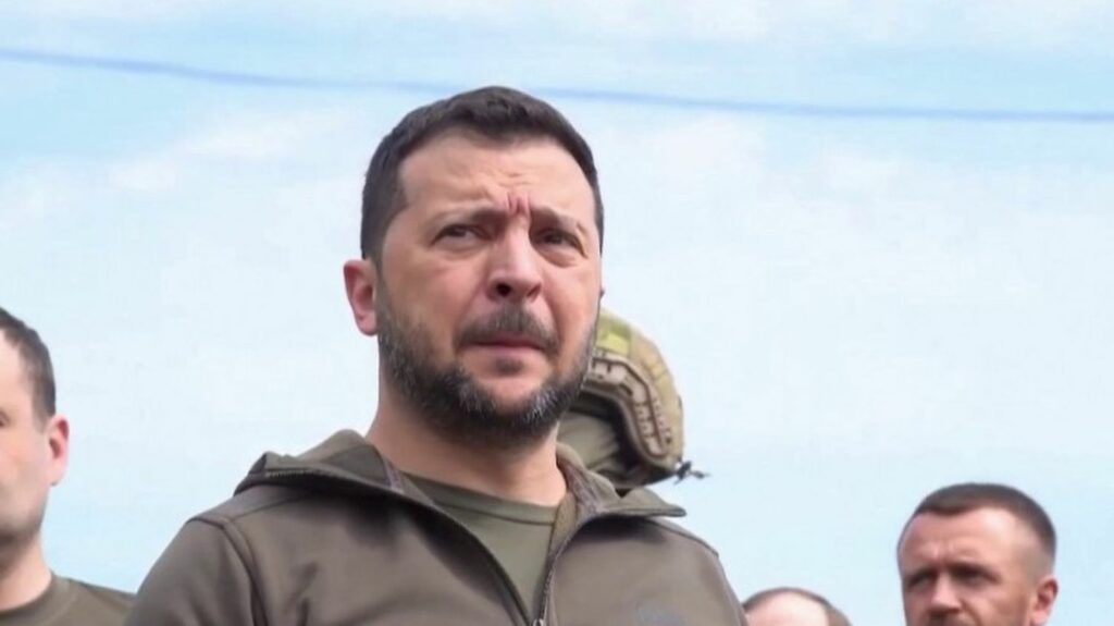 Guerre en Ukraine : Volodymyr Zelensky déplore l'absence d'aide des organisations internationales face aux inondations
                  Après la destruction du barrage ukrainien de Kakhovka, mardi 6 juin, l'eau continue de sortir du barrage et de provoquer des inondations. En déplacement dans la matinée du 8 juin dans la ville de Kherson, inondée, le président ukrainien, Volodymyr Zelensky, a déploré l'absence d'aide des organisations internationales.