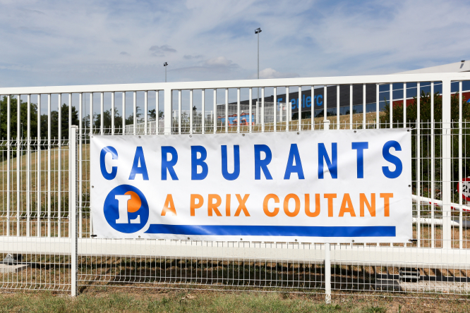 Une chaîne de supermarchés française vendra du carburant moins cher les week-ends d'été