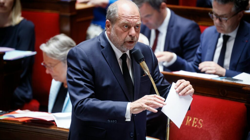 Violences contre les élus : le ministre de la Justice promet des mesures d'éloignement pour les agresseurs de maires
                  Éric Dupond-Moretti a promis une "circulaire" dans les prochaines semaines, pour mieux protéger les maires contre les violences de leurs administrés.