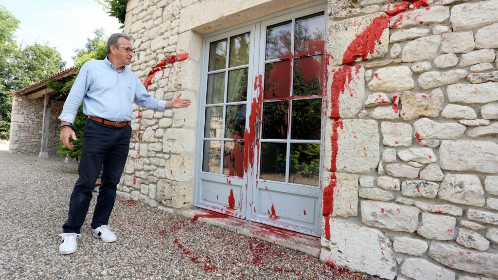Violences contre les élus : pourquoi le maire de Montjoi est-il la cible du youtubeur d'extrême droite Papacito ?
              Christian Eurgal est menacé de mort et placé sous protection policière après que le vidéaste a pris position contre lui dans une affaire qui oppose l'élu à un agriculteur de sa commune.