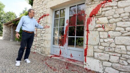 Violences contre les élus : pourquoi le maire de Montjoi est-il la cible du youtubeur d'extrême droite Papacito ?
              Christian Eurgal est menacé de mort et placé sous protection policière après que le vidéaste a pris position contre lui dans une affaire qui oppose l'élu à un agriculteur de sa commune.