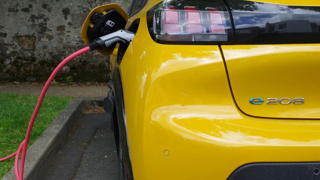 Consommation : les voitures, bientôt sources d’électricité ?
                  La France et l’Europe tentent de construire une souveraineté en matière de batteries électriques. Pendant ce temps, le groupe automobile Renault prévoit une batterie “révolutionnaire”. Le point avec Jean-Christophe Batteria, sur le plateau du 19/20.