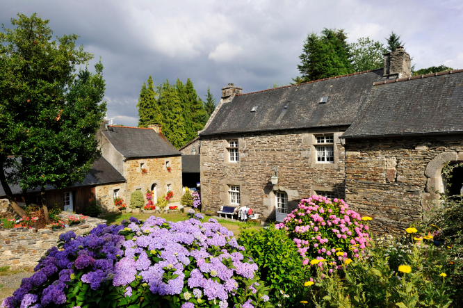 Une Britannique décède après une fusillade dans un hameau de Bretagne