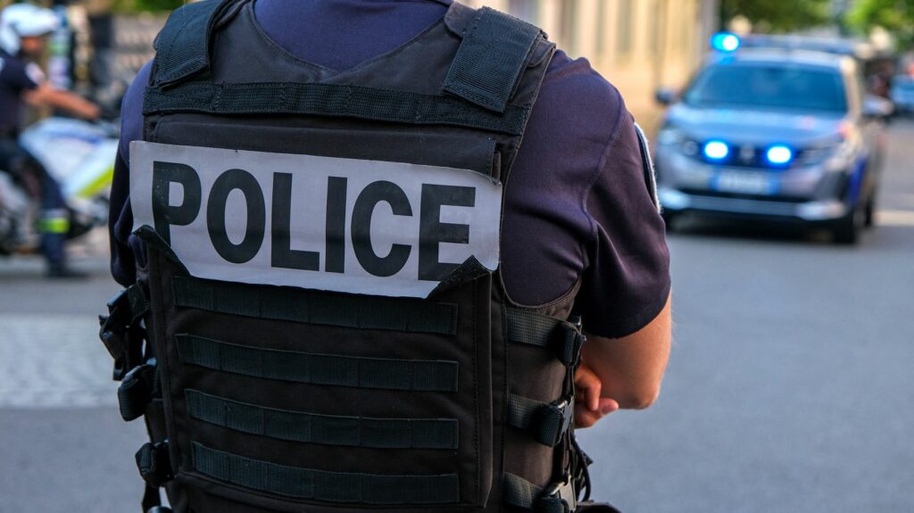Nuit du 14-Juillet : 96 personnes ont été interpellées en France, Gérald Darmanin salue "une baisse importante des dégradations" par rapport à 2022
              Selon le ministère de l'Intérieur, 255 véhicules ont été incendiés dans la nuit de vendredi à samedi, contre 423 l'année dernière.