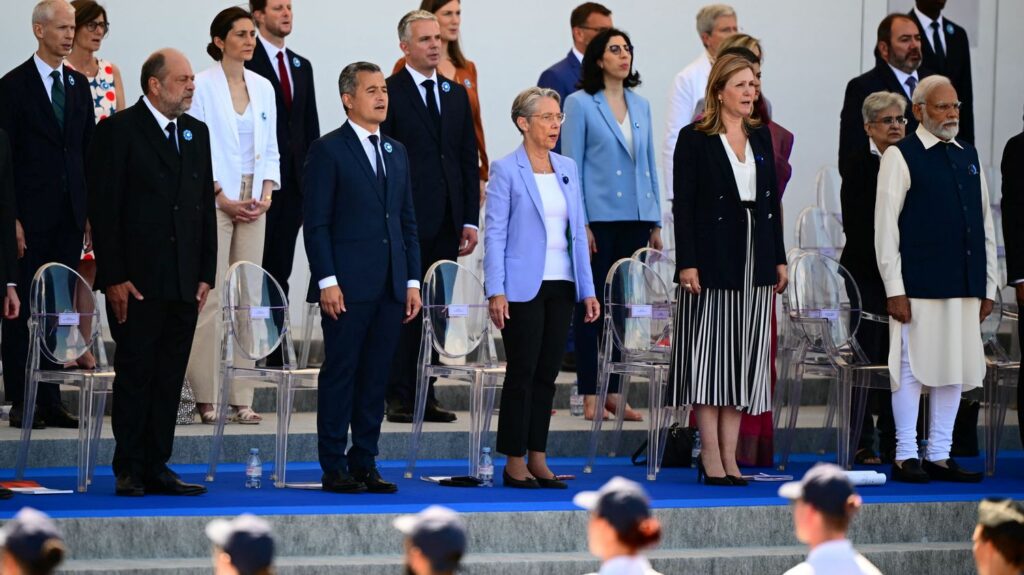 Défilé du 14-Juillet : la Première ministre Élisabeth Borne placée loin d'Emmanuel Macron en tribune, l'Élysée parle d'une "erreur"
              Lors du défilé, la Première ministre était placée à la droite Yaël Braun-Pivet, présidente de l'Assemblée nationale.