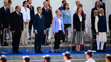 Défilé du 14-Juillet : la Première ministre Élisabeth Borne placée loin d'Emmanuel Macron en tribune, l'Élysée parle d'une "erreur"
              Lors du défilé, la Première ministre était placée à la droite Yaël Braun-Pivet, présidente de l'Assemblée nationale.