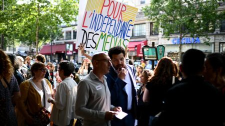 Geoffroy Lejeune à la tête du JDD : 15 députés, de LFI à Renaissance, vont déposer une proposition de loi pour "protéger la liberté éditoriale des médias"
              Le texte entend "conditionner les aides à la presse à la mise en place d’un droit d’agrément des journalistes sur la nomination de leur directeur".