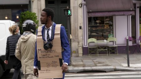 "Au cimetière de la pellicule" : un road movie documentaire en Guinée à la recherche du film perdu
              Thierno Souleymane Diallo parcourt la Guinée à la recherche de "Mouramani", le tout premier film réalisé par un cinéaste d'Afrique de l’Ouest. Une leçon de cinéma et d’humanisme.