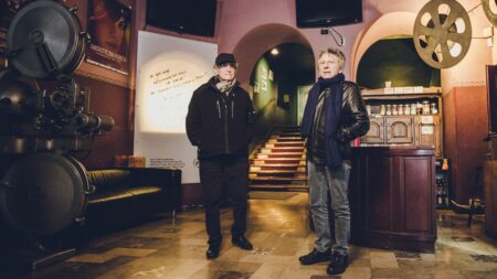 "Promenade à Cracovie" : Roman Polanski revisite son enfance victime de la Shoah dans un documentaire boycotté dans les salles
              Documentaire sur l’enfance de Polanski durant l’Occupation allemande en Pologne, sa sortie est limitée à deux salles en France.