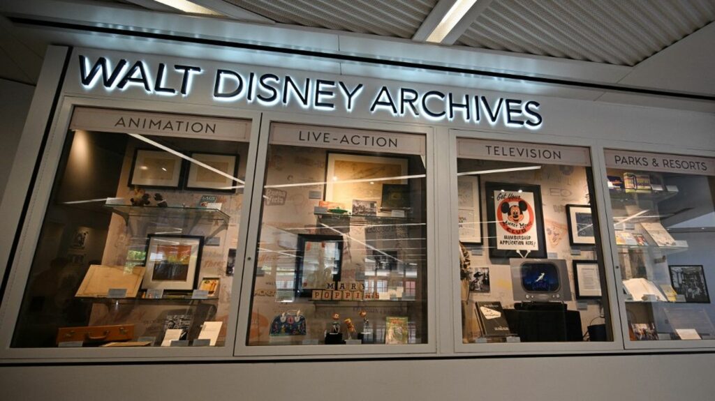 À l'occasion de son centenaire, Disney offre une plongée historique dans ses archives composées de millions d'objets
              Costumes de princesses, croquis, photos et documents collectors : en un siècle d'existence, Disney a amassé des centaines de millions de trésors, qui permettent aujourd'hui de retracer des pans entiers de l'histoire du cinéma hollywoodien.