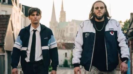 "Cash" de Jérémie Rozan, une pépite de film de braquage à la française, fait déjà un carton sur Netflix
              Porté par Raphaël Quenard, un acteur en pleine ascension à la gouaille inimitable, "Cash" navigue entre film à suspense et comédie franchouillarde, sur fond de lutte des classes. Drôle et bien rythmé, ce premier long-métrage de Jérémie Rozan est à voir sur Netflix de toute urgence.