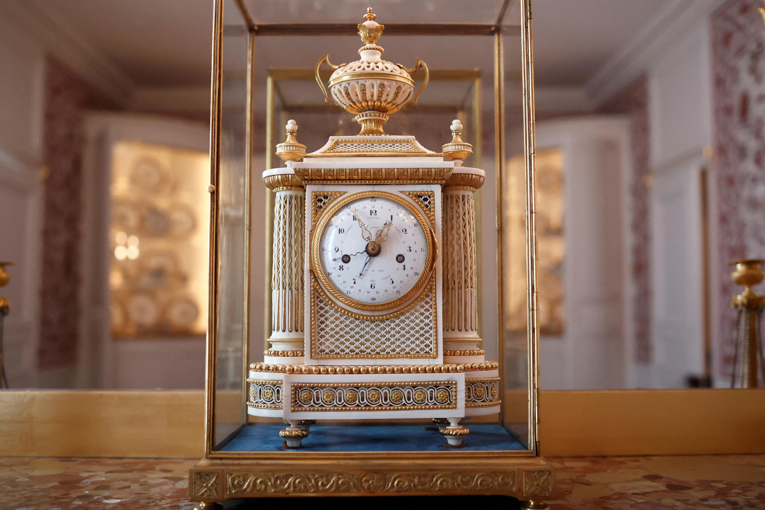 Une pendule en ivoire tourné de Jean-Antoine Lépine (vers 1770) est représentée dans la salle "à la Reine" (Salle à manger), avant la réouverture de l