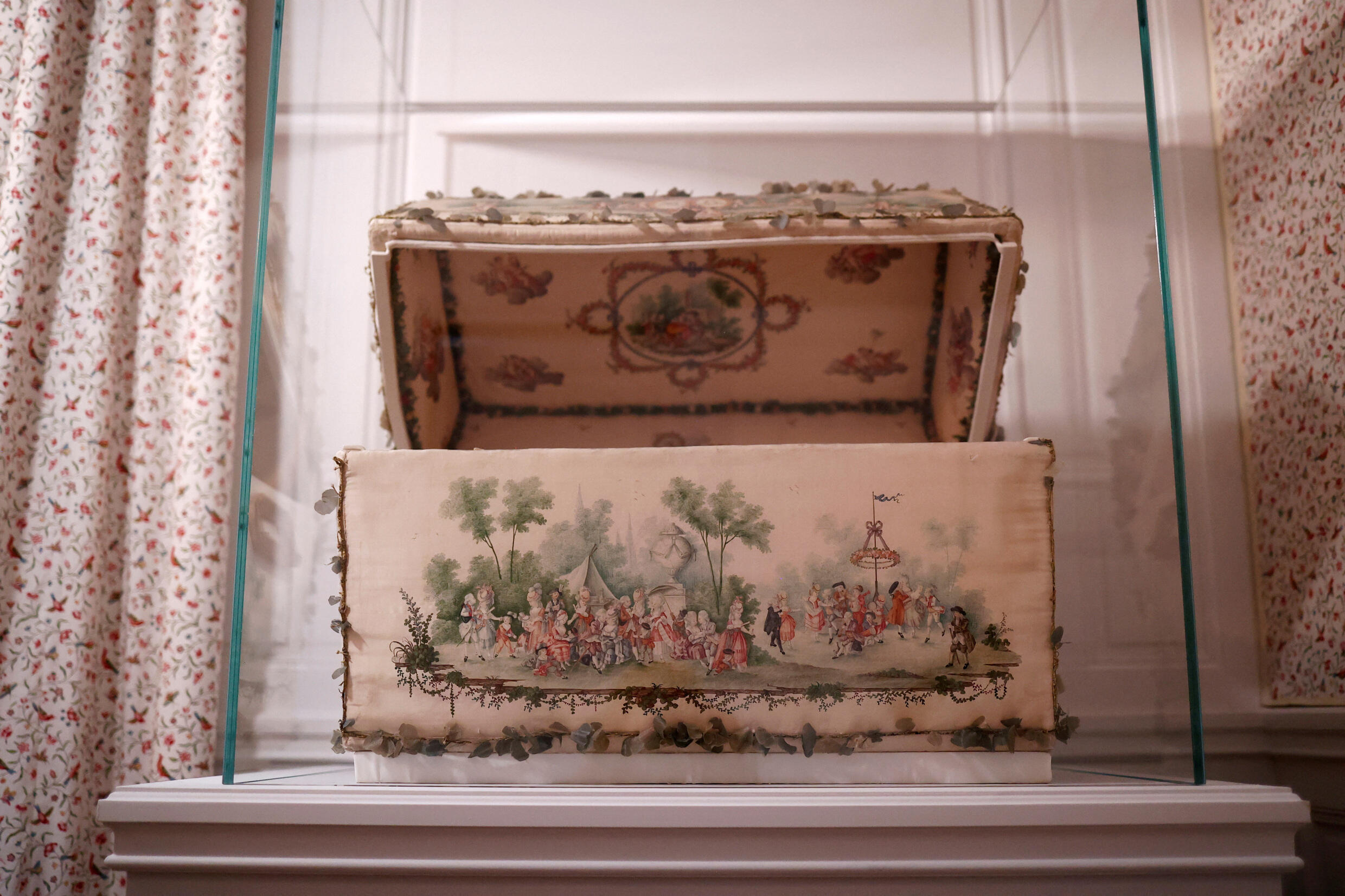 Un coffre en bois et taffetas de soie pour le jeune prince (le Dauphin) est vu la salle "Premières femmes", avant la réouverture de l
