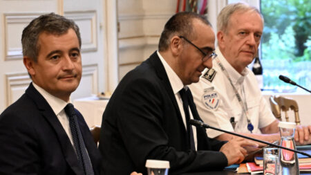 Le ministre français de l'Intérieur sous le feu des critiques pour avoir soutenu le commentaire selon lequel "la police n'a pas sa place en prison"