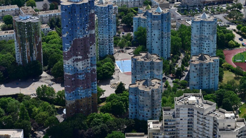 3% de temps d'antenne pour les banlieues : "Parler des quartiers populaires uniquement quand ils brûlent donne ce chiffre",déplore la directrice du Bondy Blog
              Selon le rapport de l'Arcom sur la représentation de la société française dans les médias publié jeudi, le temps d'antenne consacré à la banlieue n'est que de 3%.