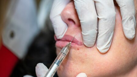 Injections illégales de Botox : deux sœurs interpellées la semaine dernière, 600 victimes recensées
              Elles proposaient des rendez-vous dans le Nord de la France, mais aussi en région parisienne, selon les informations de France Inter.