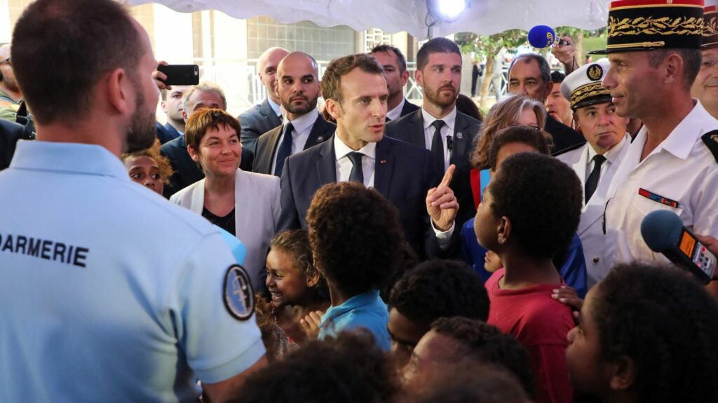 "Ça commence à être trop cher" : à Nouméa, entre inflation, retraite et climat, la visite très attendue d'Emmanuel Macron
              Le président de la République entame un déplacement de cinq jours en Océanie. Et à Nouméa, première étape de son déplacement, la colère gronde, que ce soit sur l'inflation ou les retraites.