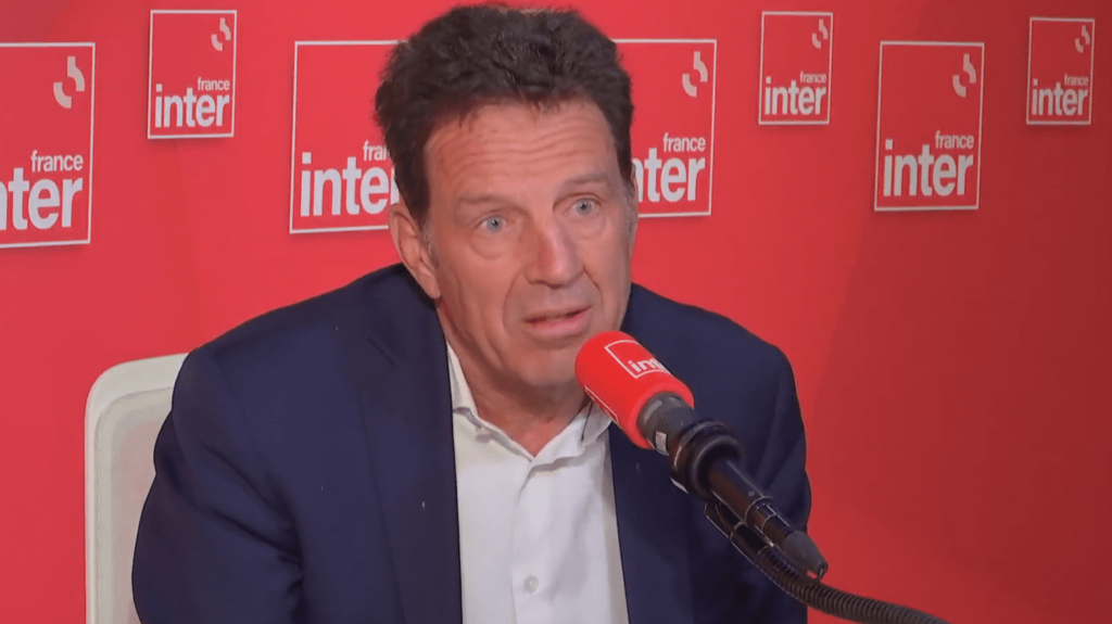 Seine-Saint-Denis : le président du Medef assure que "le premier employeur est le trafic de drogue", "des propos honteux" pour le président du département
                  D'après le président du Medef, si le taux de chômage est plus élevé dans les banlieues qu'ailleurs, c'est à cause de "l'économie parallèle", à cause du trafic de stupéfiants.