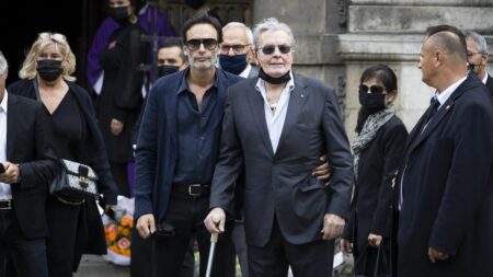 Alain Delon : que risque Hiromi Rollin, accusée d'"abus de faiblesse" par les enfants de la star ?
              Les enfants de l'acteur ont porté plainte mercredi contre cette femme présentée comme la "dame de compagnie" de leur père. Une enquête préliminaire a été ouverte.