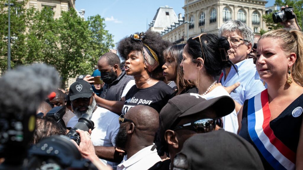Marche en mémoire d'Adama Traoré : le bureau de l'Assemblée nationale ne sanctionnera pas les députés de la Nupes présents
              Les présidents des trois groupes de la majorité présidentielle avaient demandé que plusieurs députés Nupes écopent de sanctions pour avoir participé à cette manifestation interdite par la préfecture de police de Paris.