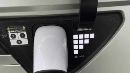 Transports : les aires d’autoroutes s’adaptent aux véhicules électriques
              De plus en plus de familles roulent en voiture électrique. Les aires d’autoroute se sont adaptées pour permettre aux touristes de recharger leur voiture.