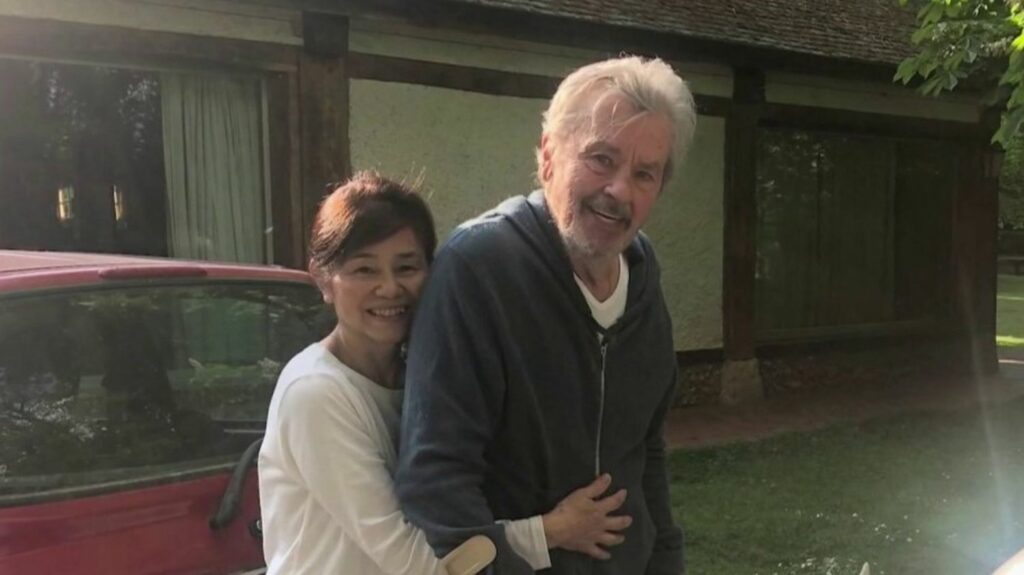 Justice : la famille d'Alain Delon porte plainte contre la compagne de l'acteur
                  À 87 ans, Alain Delon serait victime d'abus de faiblesse. Ses enfants ont porté plainte pour harcèlement moral contre la femme qui vit avec lui depuis 2019.