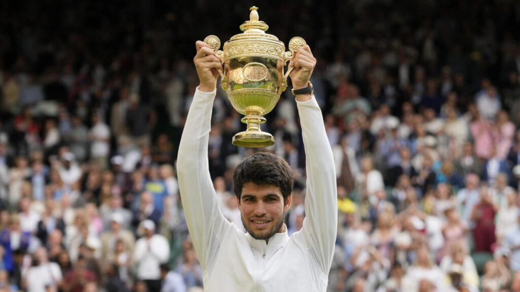 Alcaraz garde son sang-froid pour détrôner Djokovic et remporter son premier titre à Wimbledon