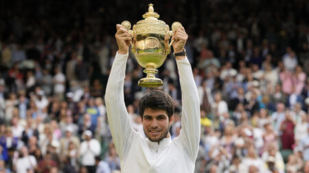 Alcaraz garde son sang-froid pour détrôner Djokovic et remporter son premier titre à Wimbledon
