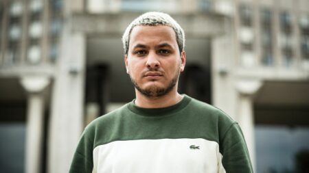 Un ancien policier condamné à huit mois de prison avec sursis pour violences sur le journaliste Taha Bouhafs
              Le journaliste et militant avait été interpellé et frappé le 11 juin 2019 alors qu'il filmait une grève de travailleurs sans-papiers devant un entrepôt Chronopost à Alfortville, dans le Val-de-Marne.