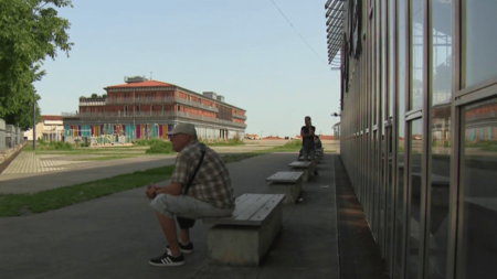 Charente : à Angoulême, un arrêté visant les marginaux interdit "l’occupation abusive de l’espace public"
              À Angoulême, il est désormais interdit de rester allongé ou assis dans certains lieux du centre-ville. L'arrêté municipal, qui vise à chasser les marginaux, crée la polémique.