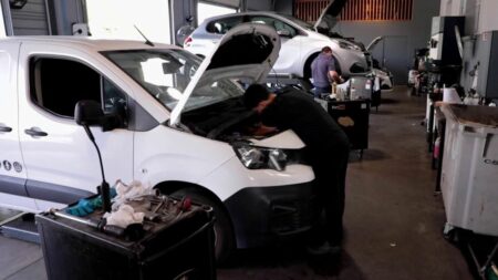 Inflation : le prix des révisions auto en hausse
              À l'approche des vacances, les Français envoient leurs véhicules au garage. Mais ils constatent une augmentation du prix par rapport à l'an passé, qui s'explique notamment par le prix des pièces et la révision des salaires.
