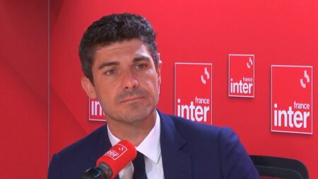 Remaniement : Aurélien Pradié appelle les LR à "la prudence" pour éviter que "la droite devienne juste la force d'appoint de la macronie"
              Le député Les Républicains du Lot, invité sur France Inter mercredi 19 juillet, continue de refuser à s'associer avec Emmanuel Macron et son gouvernement.