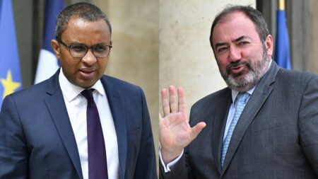 Remaniement : quels avantages ou privilèges conservent les ministres sortants ?
              Les ministres ne bénéficient pas d'avantages matériels mais ils conservent une rémunération pendant quelques mois, à condition de satisfaire à certains critères.
