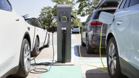 Voitures électriques : les prix baissent à la borne
                  Alors que les vacances ont débuté, les prix aux bornes de recharge des voitures électriques sont en baisse. Luc Bazizin explique cette diminution sur le plateau du 19/20, lundi 10 juillet.