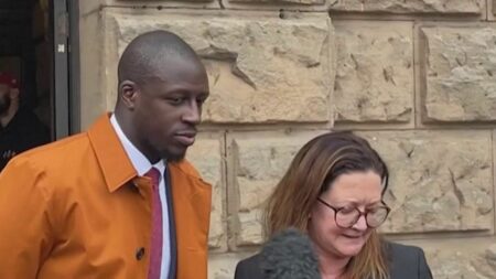 Eurozapping : Benjamin Mendy jugé non-coupable de viol et tentative de viol au Royaume-Uni
              Comme chaque jour, le JT du 23h fait un tour de l'actualité diffusée par les chaînes européennes de télévision. C'est l'Eurozapping du vendredi 14 juillet.