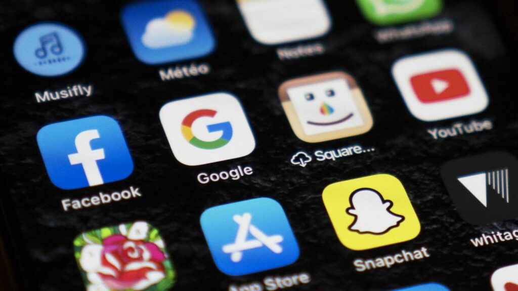 Est-il techniquement possible (et légal) de brider ou suspendre les réseaux sociaux en cas d'émeutes ?
              Emmanuel Macron a évoqué la possibilité de "couper" les réseaux sociaux pendant les violences urbaines. Face au tollé, le porte-parole du gouvernement a précisé que l'exécutif n'envisageait que "des suspensions de fonctionnalités".