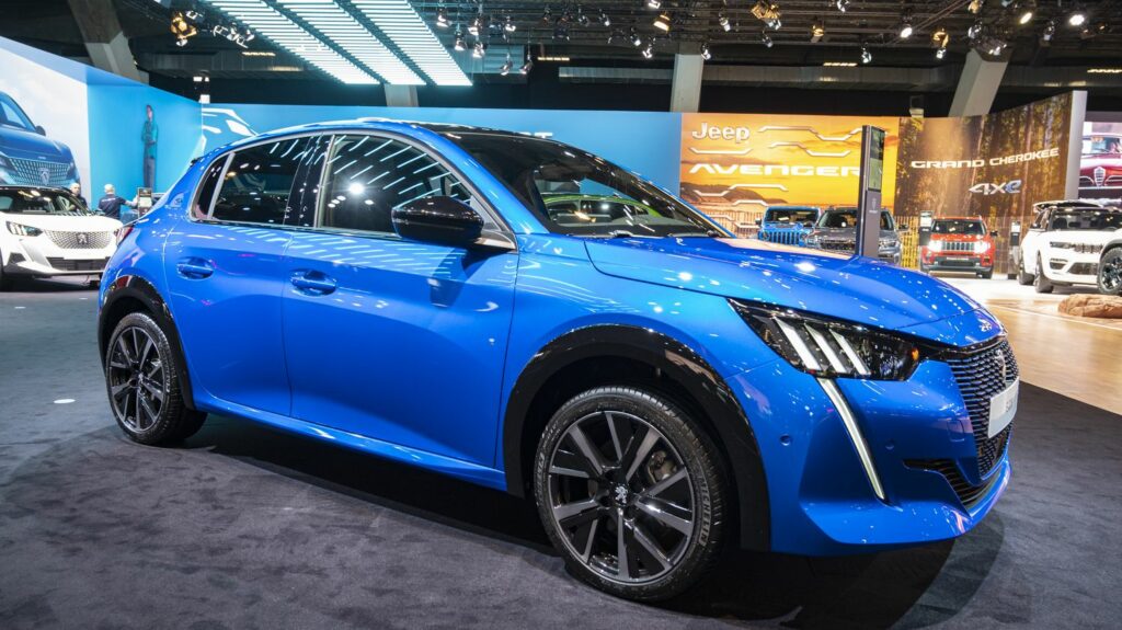 Voiture électrique : passe d’armes entre Bruno Le Maire et Carlos Tavares pour la fabrication de la 208 électrique
              Un débat oppose le gouvernement et le constructeur automobile Stellantis sur la fabrication de la future Peugeot 208 électrique. Le sujet est la localisation des chaînes de productions en France. Et la tension monte d’un cran