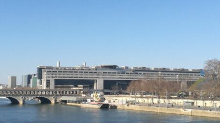Budget 2024 : jusqu'à 15 milliards d'euros d'économies ?
                  Le gouvernement travaille sur le budget 2024 qui sera présenté en septembre avec cet objectif : faire jusqu'à 15 milliards d’euros d'économies. Où va-t-il les trouver ?