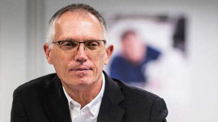 Appel du gouvernement au "patriotisme économique" de Stellantis : "Encore faut-il qu'on arrive à rendre les véhicules abordables", répond le PDG Carlos Tavares
              Le ministre de l'Economie Bruno Le Maire a invité le 5 juillet le groupe automobile français à rapatrier la production de sa (Peugeot) e-208, aujourd'hui construite en Slovaquie, sur le sol national.