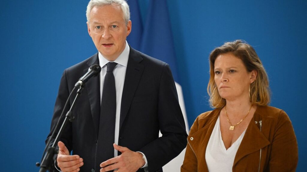 Emeutes après la mort de Nahel : Bruno Le Maire annonce "le report de paiement de charges" pour les commerces dégradés et "la possibilité de prolonger d'une semaine les soldes"
                  Le ministre de l'Economie a présenté samedi des mesures d'aide pour les commerçants dont les magasins ont été ciblés par des dégradations et des pillages depuis la mort du jeune Nahel le 27 juin.
