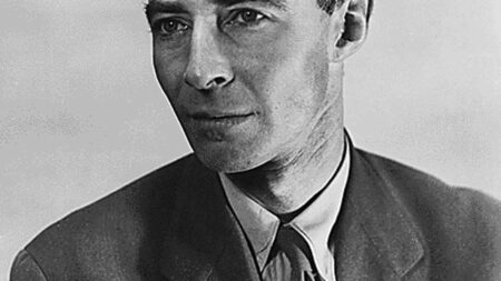 "Oppenheimer" de Christopher Nolan : qui était vraiment Robert Oppenheimer, le père de la bombe atomique ?
              Le 12e long-métrage du réalisateur Christopher Nolan sort mercredi 19 juillet au cinéma. Son titre "Oppenheimer", du nom du physicien qui a mis au point la bombe atomique.