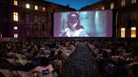 Cinéma en plein air : 17 propositions pour goûter à ce doux plaisir à Paris et en Île-de-France cet été
              Des classiques, des comédies, des dessins animés : des dizaines de films sont projetés en plein air durant tout l'été à Paris et en Ile-de-France, et quasiment toujours gratuitement. L'occasion de veiller plus tard en famille ou entre amis dans la tiédeur de la nuit.