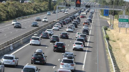 Circulation : environ 660 km de bouchons en France à la mi-journée
              Bison Futé prévoit un week-end difficile sur les routes avec le premier chassé-croisé de l'été. Le samedi est classé rouge dans le sens des départs.